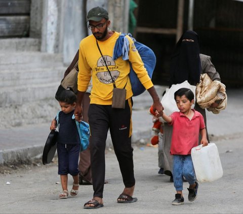 FOTO: Ribuan Warga Gaza Berbondong-bondong Tinggalkan Rafah Pascaserangan Biadab Israel