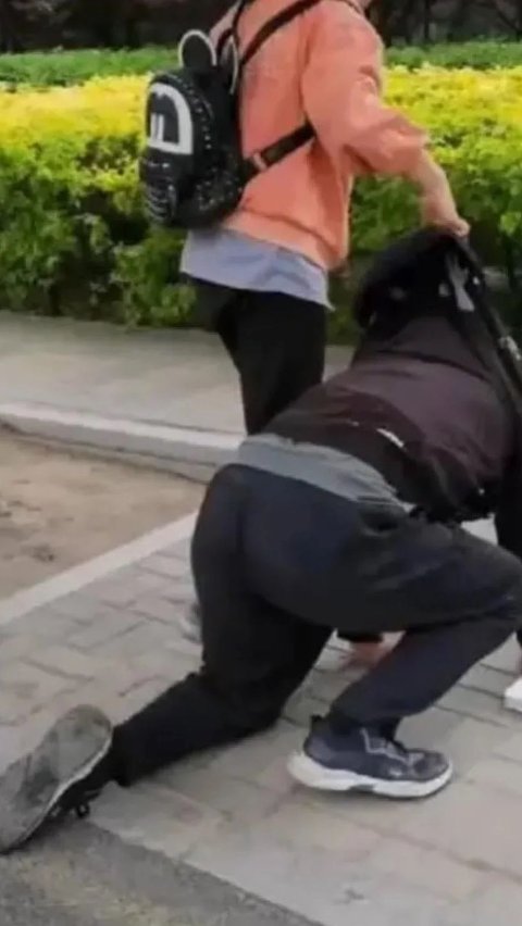 Ungrateful Child Throws Tantrum and Yells at Parents for Not Buying an iPhone, Father Begs for Forgiveness on His Knees to His Daughter