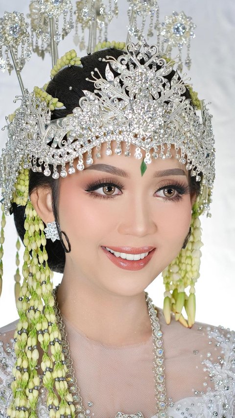 Collaboration of 5 Indonesian Makeup Artists Produces Various Enchanting False Eyelashes