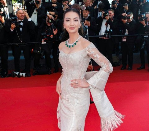 Pancarkan Aura Mahal, Potret Raline Shah Berkebaya dan Pakai Kain Ulos di Acara Closing Cannes Film Festival Buat Kagum