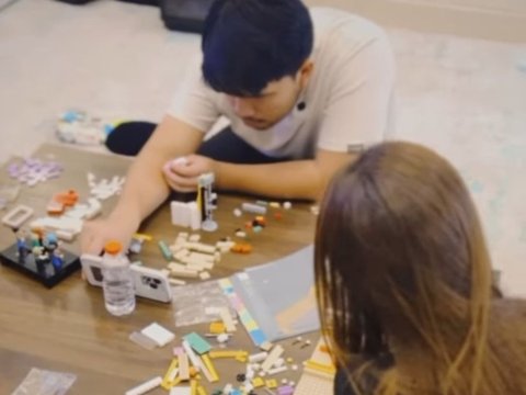 So Sweet! Momen Thariq Halilintar Habiskan Waktu Bersama Aaliyah, Main Lego Hingga Masak Bareng