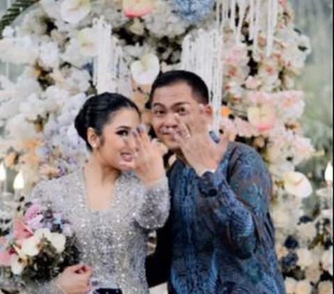 Lamaran digelar secara intimate alias tertutup dengan dihadiri keluarga dan kerabar dekat.