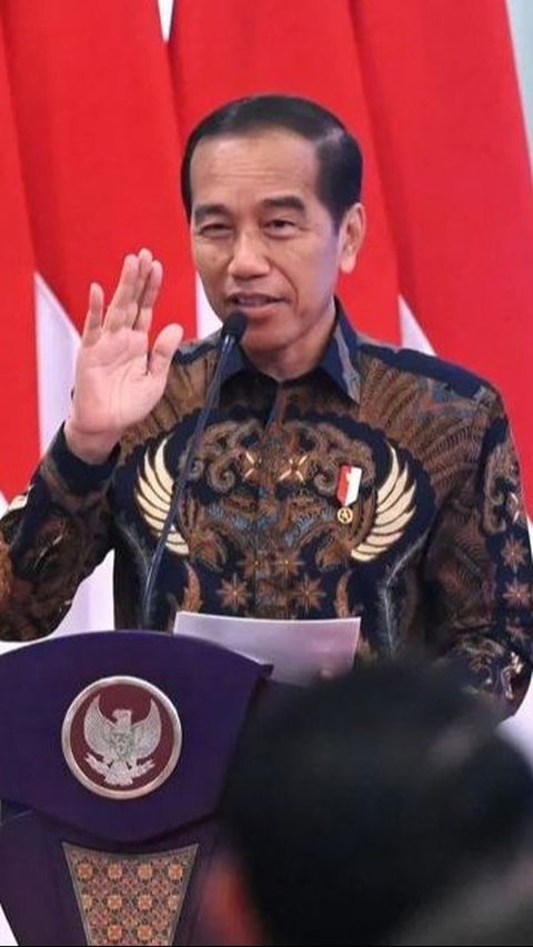 Jokowi Sebut UKT Mahasiswa Kemungkinan Naik Tahun Depan<br>
