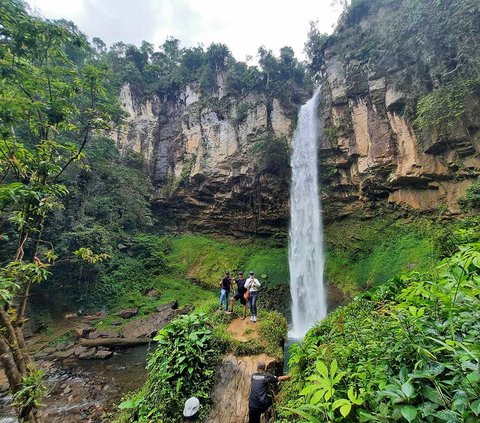 Mengunjungi Air Terjun Putri Malu, Tingginya Mencapai 80 Meter dan Dikelilingi Alam yang Asri