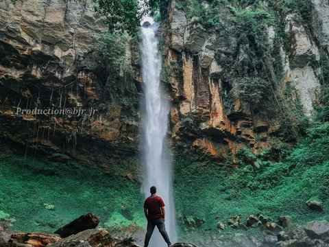 Mengunjungi Air Terjun Putri Malu, Tingginya Mencapai 80 Meter dan Dikelilingi Alam yang Asri