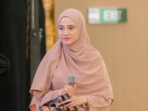 Tampil dengan Busana Hijab Syar'i, ini 7 Potret Syifa Hadju saat jadi Host di Acara Ustaz Hanan Attaki