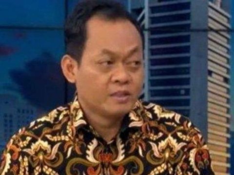 KEWENANGAN PENUNTUTAN: EKSISTENSI PASAL 35 AYAT (1) HURUF J UU KEJAKSAAN dan PASAL 51 AYAT (1) UU KPK