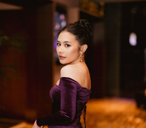 Glamor with Velvet Dress, Latest Portrait of Prilly Latuconsina After Losing 8 Kg