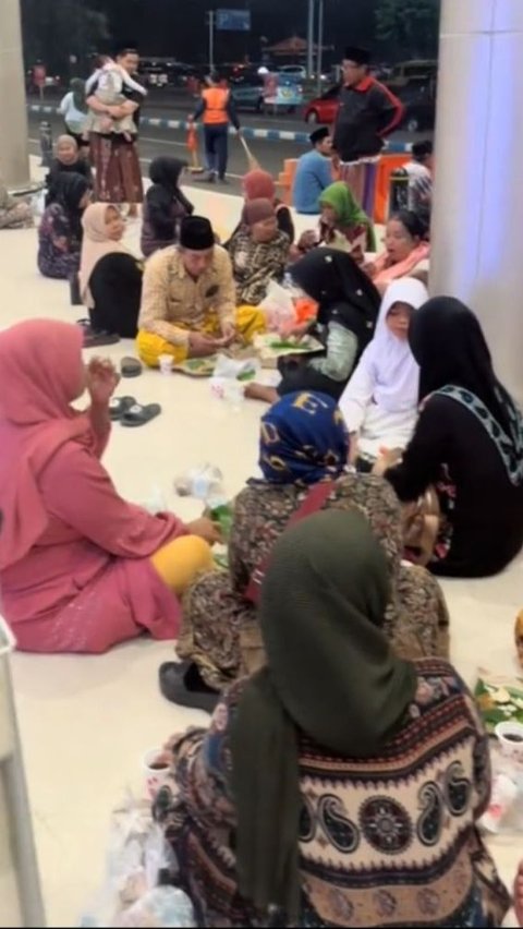 <b>Momen Orang Sekampung Mengantar Haji Ini Curi Perhatian, Bawa Bekal Bak 'Piknik' di Bandara</b><br>