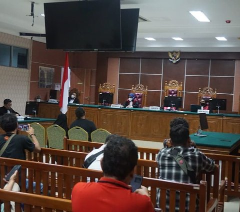 KEWENANGAN PENUNTUTAN: EKSISTENSI PASAL 35 AYAT (1) HURUF J UU KEJAKSAAN dan PASAL 51 AYAT (1) UU KPK