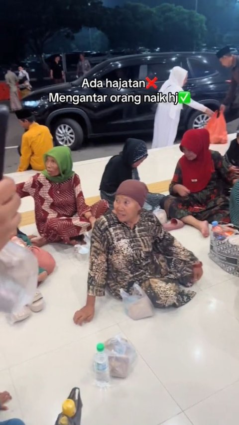 Momen Orang Sekampung Mengantar Haji Ini Curi Perhatian, Bawa Bekal Bak 'Piknik' di Bandara