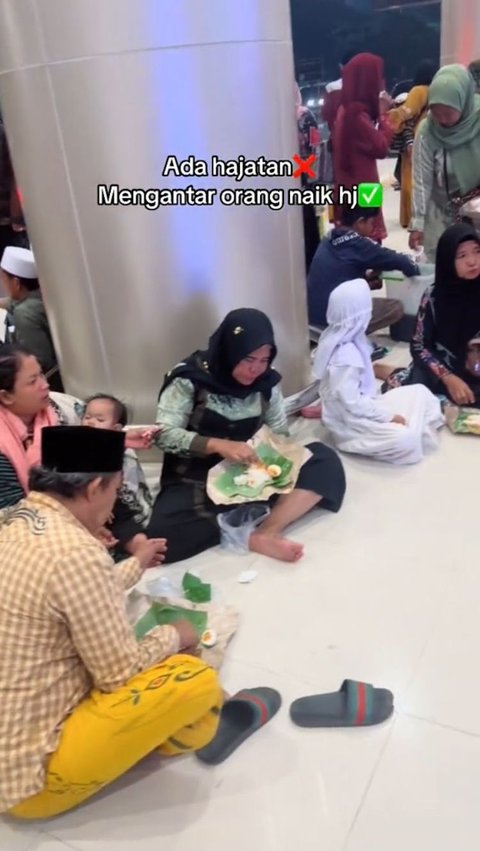 Momen Orang Sekampung Mengantar Haji Ini Curi Perhatian, Bawa Bekal Bak 'Piknik' di Bandara