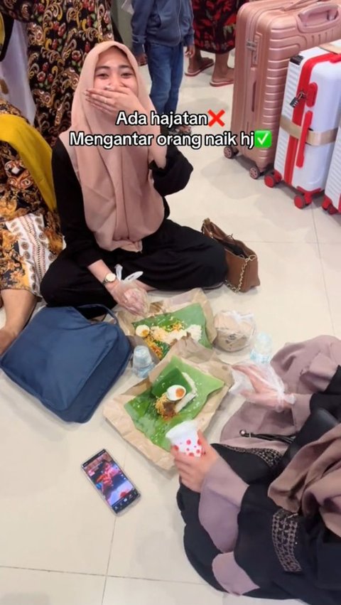 Momen Orang Sekampung Mengantar Haji Ini Curi Perhatian, Bawa Bekal Bak 'Piknik' di Bandara