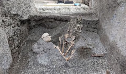 Selain gambar-gambar ini, para arkeolog juga menemukan kerangka dua korban letusan gunung di dekat pintu Rumah Pelukis di Tempat Kerja, 