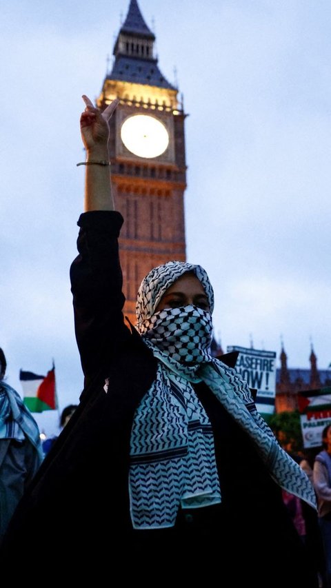 Sementara, aksi solidaritas untuk Palestina di London, Inggris, ini diikuti sekitar 10.000 orang. Foto: Benjamin Cremel/AFP
