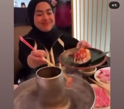 Potret Syahrini Makan Bareng Sang Adik, Bumil Cantik Tampil Pakai Dress Hijau - Tenteng Tas Hermes Bernilai Fantastis