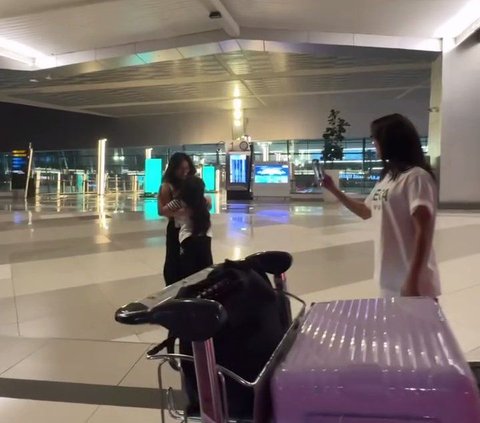 Momen Jasmine Abeng Anak Ririn Ekawati saat Pulang ke Indonesia, Penampilannya Makin Cantik!