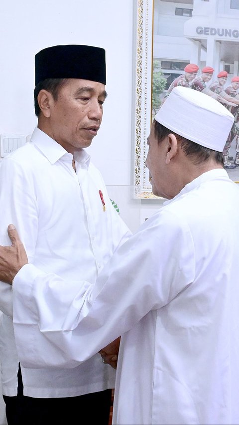 Jokowi  tiba di rumah duka sekitar pukul 11.05 WIB. Dalam momen tersebut Jokowi menyampaikan duka mendalam atas meninggalnya Syarifah Salma. Foto: BPMI Setpres/Muchlis Jr