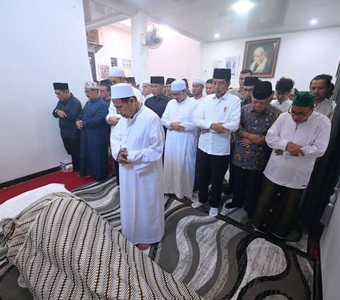 FOTO: Momen Jokowi Takziah ke Rumah Duka Istri Habib Luthfi, Ikut Salatkan Jenazah