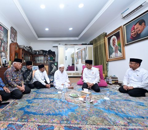 FOTO: Momen Jokowi Takziah ke Rumah Duka Istri Habib Luthfi, Ikut Salatkan Jenazah