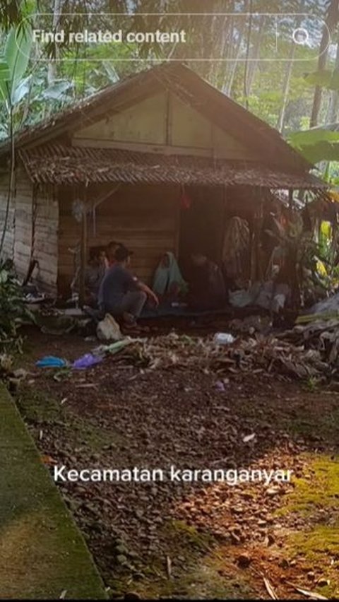 The appearance of Mbah Sombret's house is very pitiful.