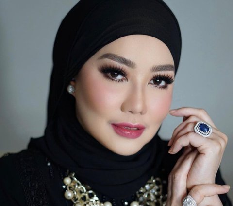 Di usianya yang ke-49 tahun ini, Reza mendapat kejutan ultah dari Aaliyah Massaid dan calon menantunya, Thariq Halilintar.
