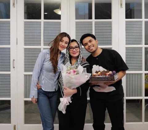 Di usianya yang ke-49 tahun ini, Reza mendapat kejutan ultah dari Aaliyah Massaid dan calon menantunya, Thariq Halilintar.