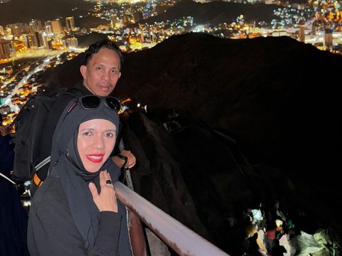 10 Portraits of Geni Faruk Inviting Family to Hike to Jabal Hira