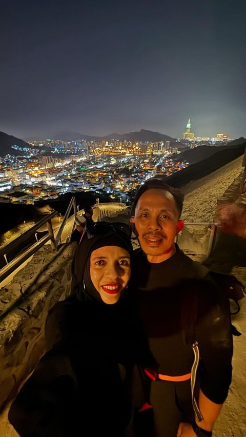 Geni Faruk bersama keluarga mendaki Jabal Hira pada malam hari.