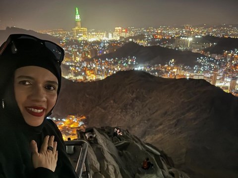 10 Portraits of Geni Faruk Inviting Family to Hike to Jabal Hira