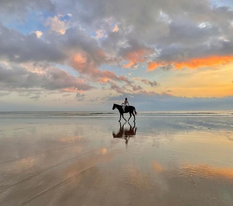 Intip Foto-foto Aksi Pevita Pearce saat Berkuda di Pinggir Pantai, Penampilannya Bikin Salfok