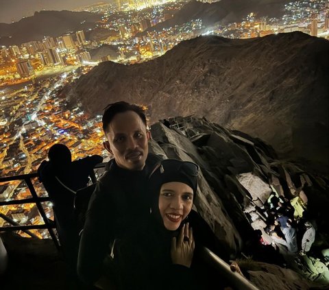 10 Portraits of Geni Faruk Inviting Family to Hike to Jabal Hira