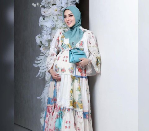 Potret Terbaru Syahrini Pamer Baby Bump, Cantik Kenakan Dress Bunga-Bunga