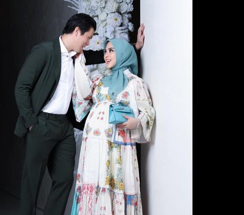 Potret Terbaru Syahrini Pamer Baby Bump, Cantik Kenakan Dress Bunga-Bunga