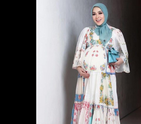 Potret Terbaru Syahrini Pamer Baby Bump, Cantik Kenakan Dress Bunga-Bunga