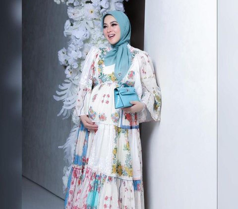 Potret Terbaru Syahrini Pamer Baby Bump, Cantik Kenakan Dress Bunga-Bunga