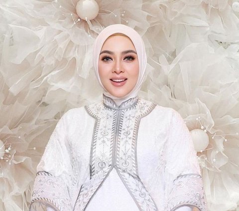 Potret Terbaru Syahrini Pamer Baby Bump, Cantik Kenakan Dress Bunga-Bunga