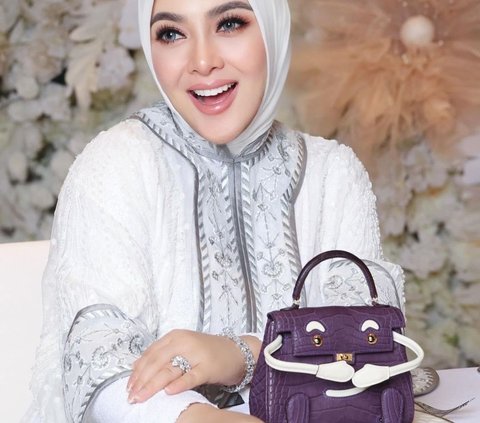 Umumkan kehamilan anak pertamanya, Syahrini baru-baru ini gelar acara tasyakuran bersama keluarga tercinta.