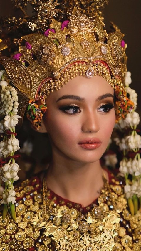 The appearance of the traditional Palembang bride looks like Barbie after being styled by MUA Bubah Alfian.