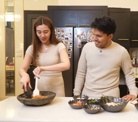 Creating Cooking Content with Thoriq Halilintar, Aaliyah Massaid's Body Becomes the Highlight