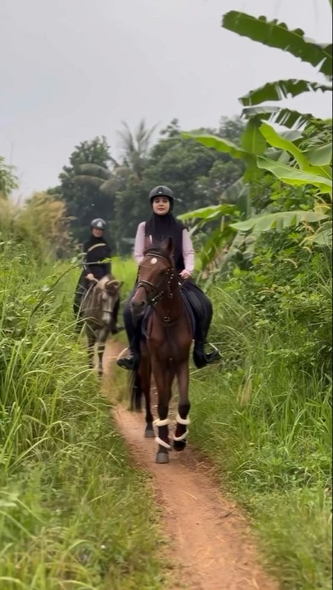 Portrait of Zaskia and Shireen Sungkar Trying Horse Riding Around the Village, Shouted by Residents