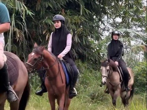 Portrait of Zaskia and Shireen Sungkar Trying Horseback Riding Around the Village, Shouted by Residents