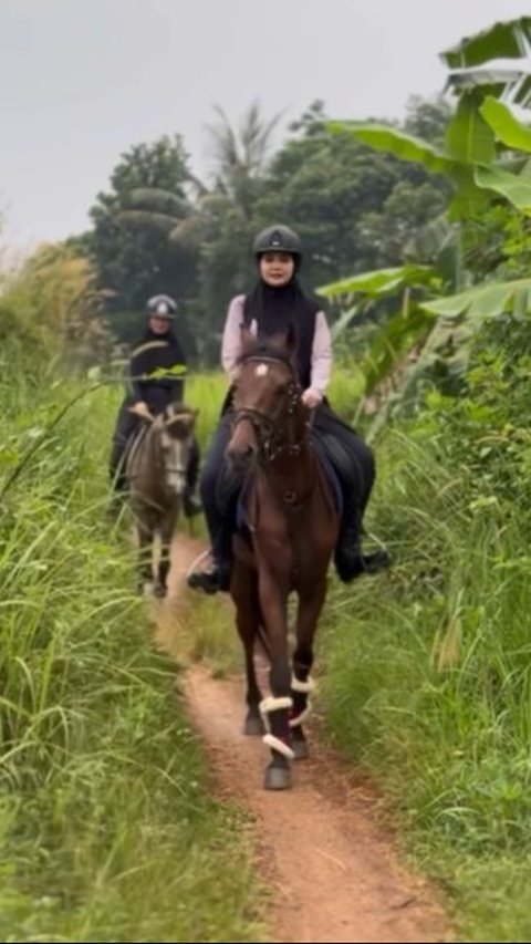 Zaskia and Shireen Sungkar first passed through the plantation.