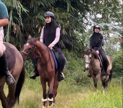 Portrait of Zaskia and Shireen Sungkar Trying Horseback Riding Around the Village, Shouted by Residents