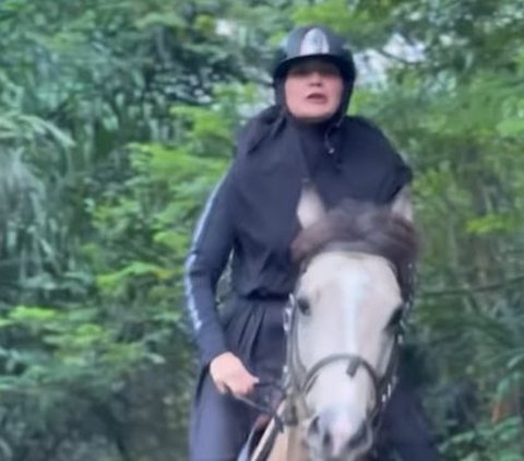 Portrait of Zaskia and Shireen Sungkar Trying Horseback Riding Around the Village, Shouted by Residents