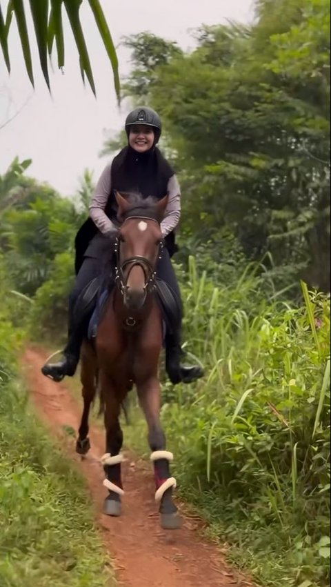 Portrait of Zaskia and Shireen Sungkar Trying Horseback Riding Around the Village, Shouted by Residents