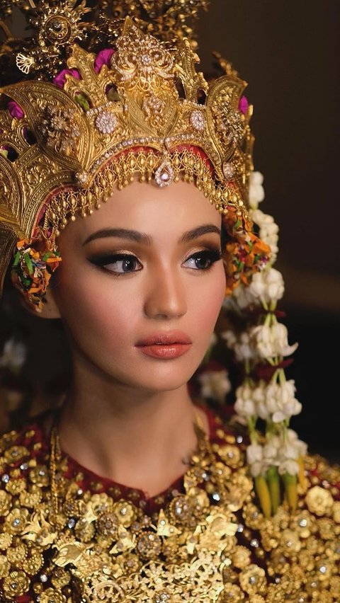 Transforming Barbie Look Makeup into Palembang Bride Leaves Everyone in Awe