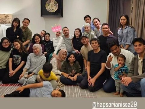 Bikin Terharu! Momen Annisa Trihapsari saat Cium Kaki Sang Ibunda di Hari Ulang Tahun ke-48