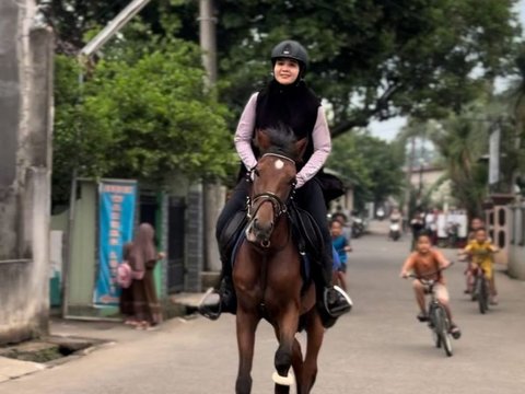 Portrait of Zaskia and Shireen Sungkar Trying Horseback Riding Around the Village, Shouted by Residents