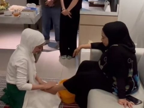 Bikin Terharu! Momen Annisa Trihapsari saat Cium Kaki Sang Ibunda di Hari Ulang Tahun ke-48